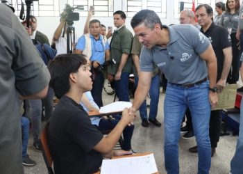 Gobierno amplía a casi 7.600 las becas para 2026
