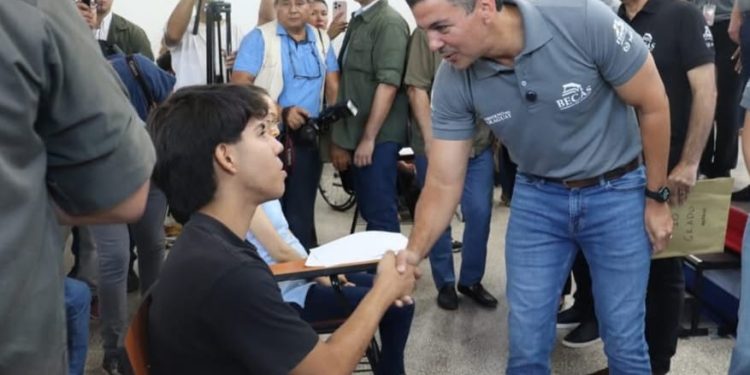 Gobierno amplía a casi 7.600 las becas para 2026