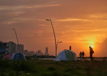 Crece el temor a una crisis energética global mientras Irán frena el tráfico mercante y ataca Dubái