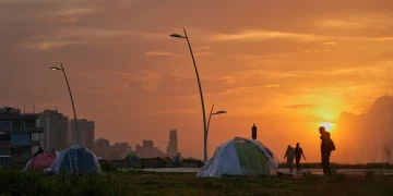 Crece el temor a una crisis energética global mientras Irán frena el tráfico mercante y ataca Dubái