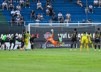 Con Gastón Olveira como figura, Olimpia vence a Recoleta FC y mantiene distancia en la cima