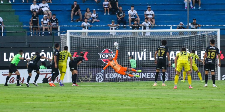 Con Gastón Olveira como figura, Olimpia vence a Recoleta FC y mantiene distancia en la cima