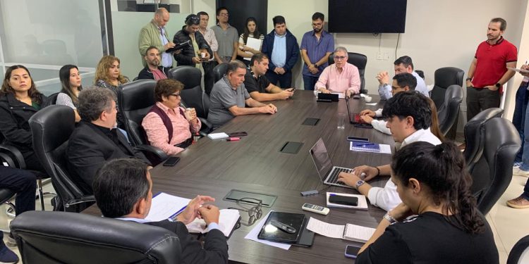 Viceministro de Transporte asegura que pasaje no subirá luego de reunión con transportistas