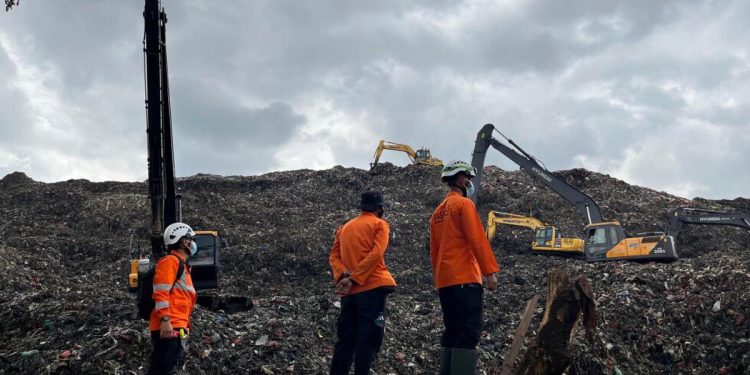 Indonesia: deslizamiento en vertedero deja cinco muertos y varios desaparecidos