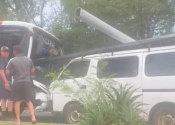 Luque: colectivo subió al paseo central para evitar atropellar a motociclista