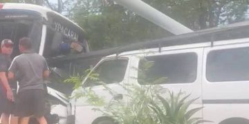 Luque: colectivo subió al paseo central para evitar atropellar a motociclista