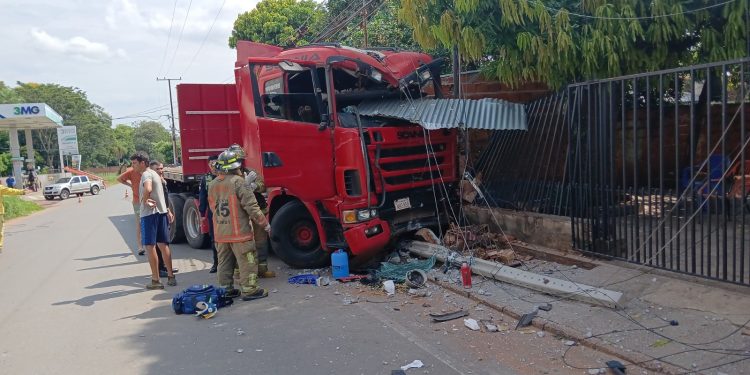 Camión se accidenta y daña una columna de la ANDE en Ñemby