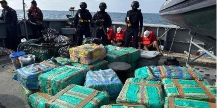 Ecuador y EE.UU incautan 2 toneladas de droga valorada en USD 40 millones en altamar