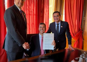 Peña firma la ley SOFA junto al Secretario de Estado Adjunto de EEUU