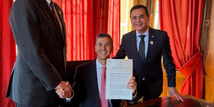 Peña firma la ley SOFA junto al Secretario de Estado Adjunto de EEUU