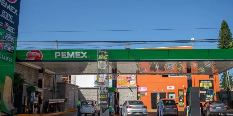 México subsidia la gasolina por el alza global del petróleo