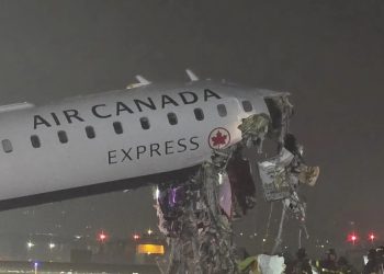 Dos muertos tras colisión entre un avión y camión en aeropuerto de Nueva York