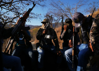 Civiles mexicanos se equipan y enfrentan a cárteles con armas de alto poder