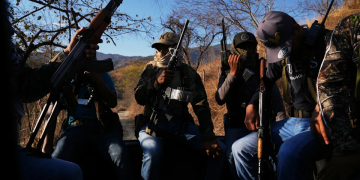 Civiles mexicanos se equipan y enfrentan a cárteles con armas de alto poder