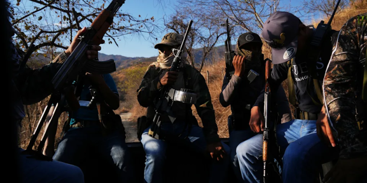 Civiles mexicanos se equipan y enfrentan a cárteles con armas de alto poder