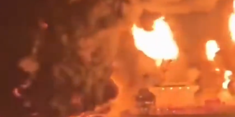 Irán atacó dos buques petroleros extranjeros en Irak; un muerto y 38 rescatados