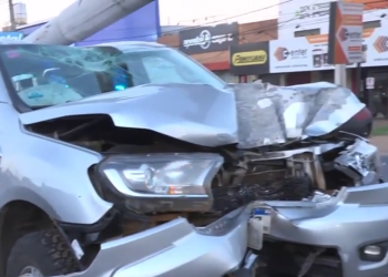Camioneta rozó a un camión, atropelló a un peatón y derribó columna de la ANDE