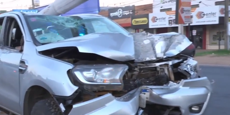 Camioneta rozó a un camión, atropelló a un peatón y derribó columna de la ANDE