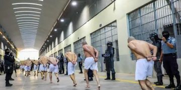 El Salvador aprobó cadena perpetua y endureció sanciones para menores en delitos graves