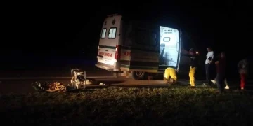 Accidente rutero entre furgón y ambulancia por una vaca suelta