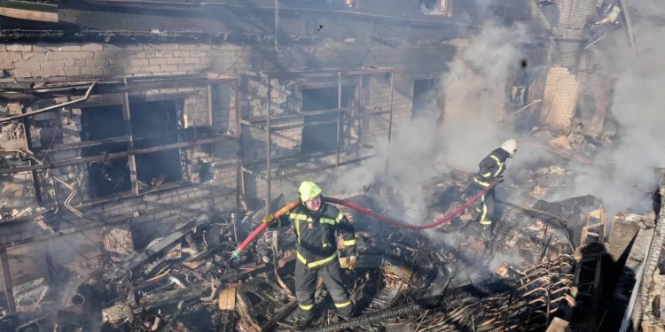 Ataque ruso en región de Kiev mata a 4 personas y hiere a 15; se estancan conversaciones de paz