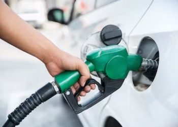 Distribuidoras ajustan precios ante alza internacional del petróleo