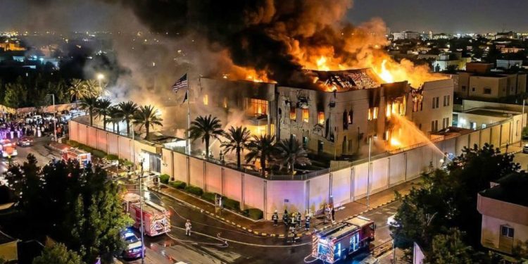 Irán atacó la embajada de EE.UU en Arabia y Trump aseguró que responderá «pronto»