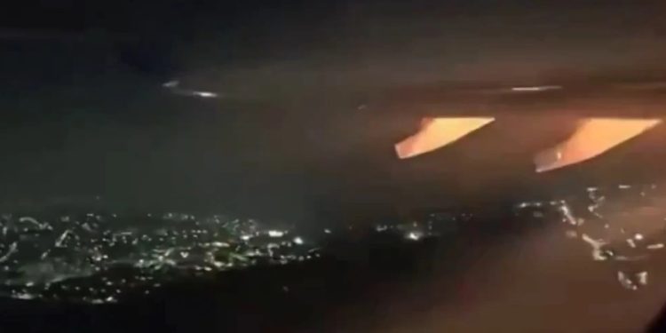 Explosión del motor de un avión nada más despegar en Sao Paulo