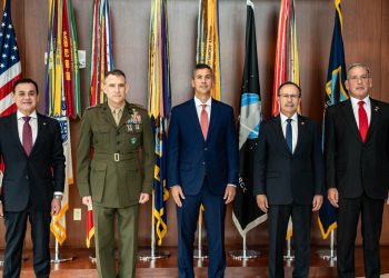 Presidente abordó seguridad hemisférica y cooperación con comandante del Comando Sur de EE.UU.