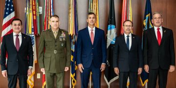 Presidente abordó seguridad hemisférica y cooperación con comandante del Comando Sur de EE.UU.