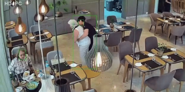 Moza que auxilió a la madre de Santiago Peña denunció despido