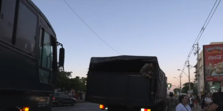 Sin colectivos, paradas llenas y camiones de contingencia repletos