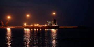 EE.UU autorizó venta temporal de petróleo ruso para aliviar mercado energético