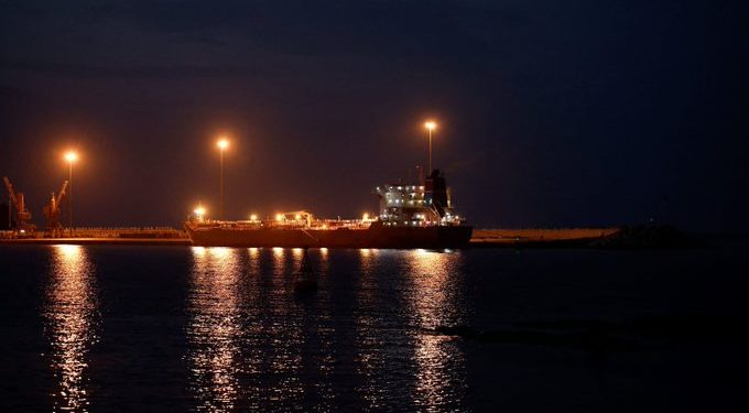 EE.UU autorizó venta temporal de petróleo ruso para aliviar mercado energético