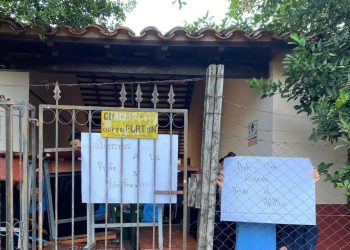 Estudiantes y padres bloquean acceso al colegio por ausentismo de una profesora