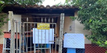 Estudiantes y padres bloquean acceso al colegio por ausentismo de una profesora