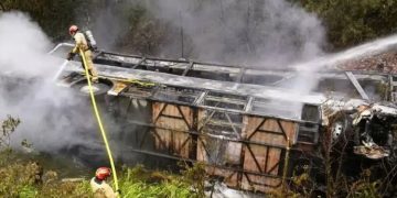 Bus se precipitó al vacío y se incendió, dejando al menos 14 muertos