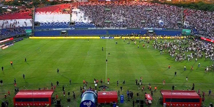 Ganaron los violentos: se suspendió Olimpia-Cerro por graves incidentes