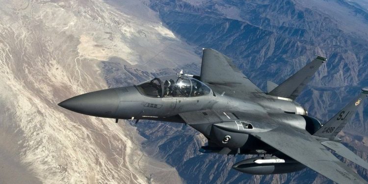 EEUU logra llegar hasta piloto de caza que cayó en Irán