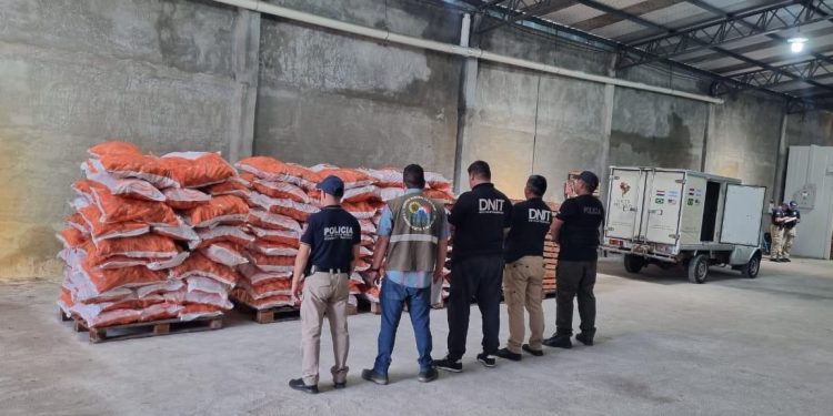 Incautan toneladas de productos de contrabando que abastecerían a supermercados