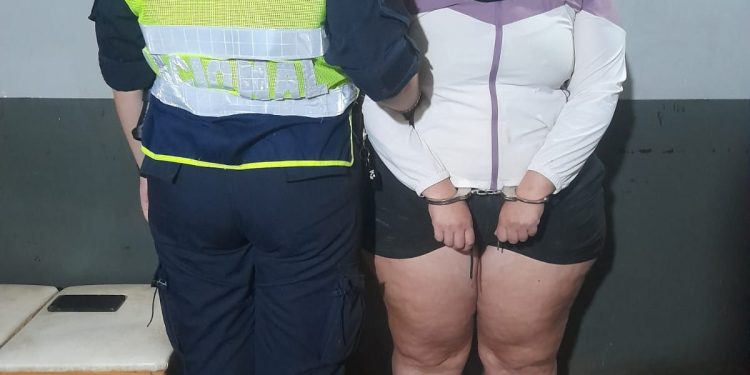 Mujer detenida por presunto ataque con arma blanca a su pareja