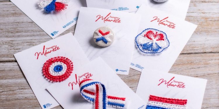 Artesanas ofrecen piezas patrias para celebrar mayo con identidad y tradición
