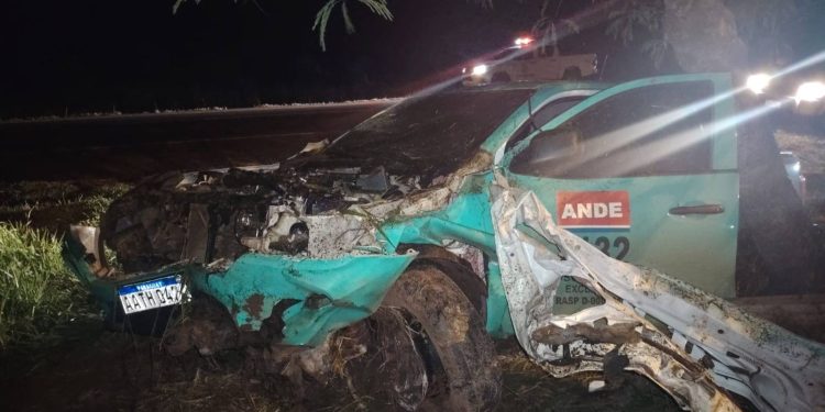 Funcionarios de la ANDE salen ilesos tras colisión con caballo en Yby Yaú