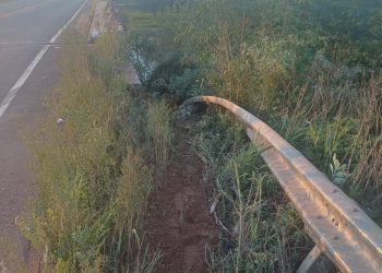 Vehículo cae al río Tebicuary tras despiste y queda totalmente sumergido