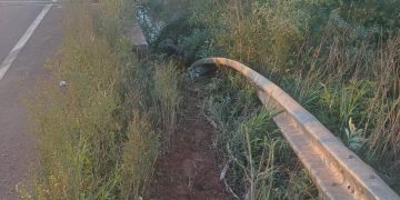 Vehículo cae al río Tebicuary tras despiste y queda totalmente sumergido