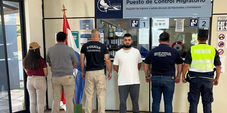 Brasileño con orden de captura es expulsado del país