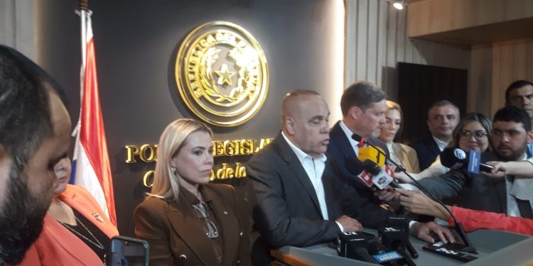 Buscarán definir por ley la figura de exPresidentes como senadores