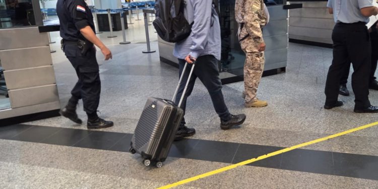 Detienen a brasileño en el Silvio Pettirossi con presunto cargamento de oro