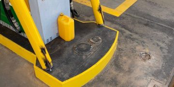 Niña pierde la vida tras caída de estructura en servicentro