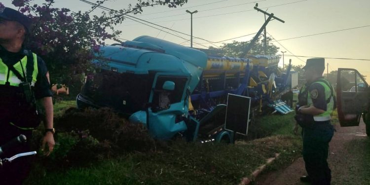Camión choca contra columna de la ANDE en Minga Guazú